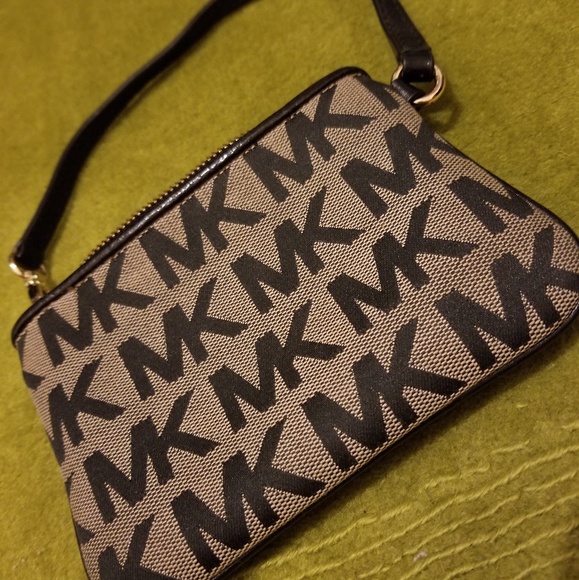 SOLD-GIFT IDEA...MICHAEL KORS Coin Wristlet Purse - Picture 2 of 5